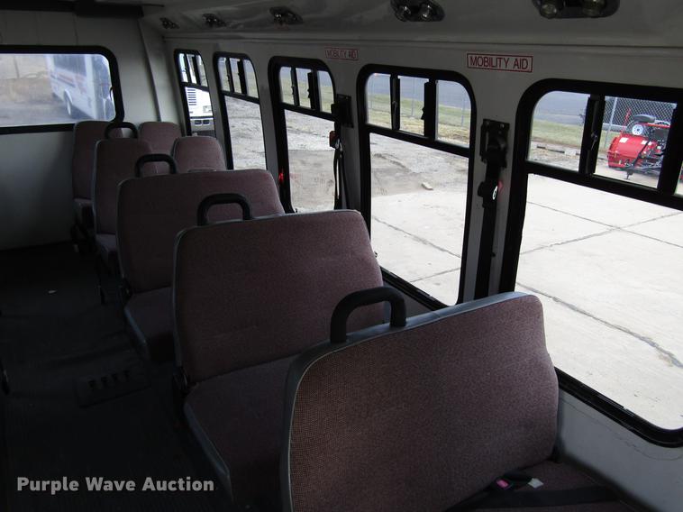 image for item EU9547 1999 Ford Econoline E450 shuttle bus