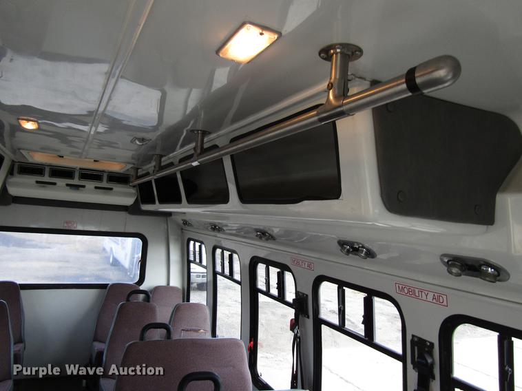 image for item EU9547 1999 Ford Econoline E450 shuttle bus