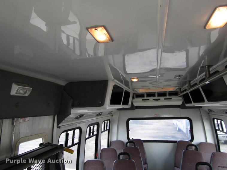 image for item EU9547 1999 Ford Econoline E450 shuttle bus