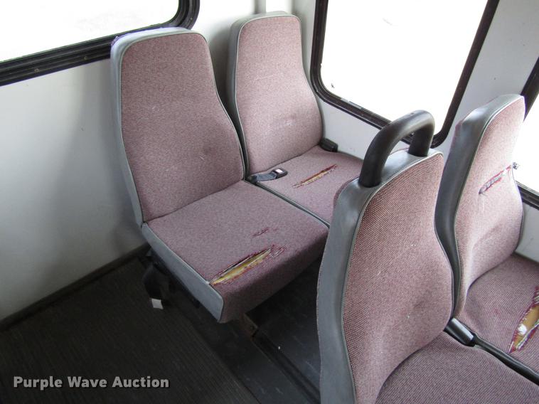 image for item EU9547 1999 Ford Econoline E450 shuttle bus