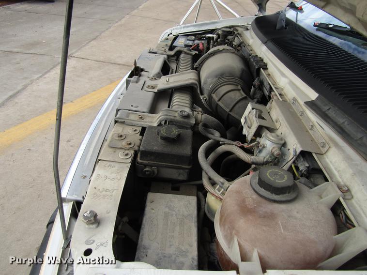 image for item EU9547 1999 Ford Econoline E450 shuttle bus