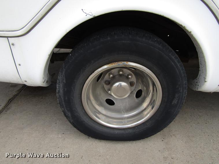 image for item EU9547 1999 Ford Econoline E450 shuttle bus