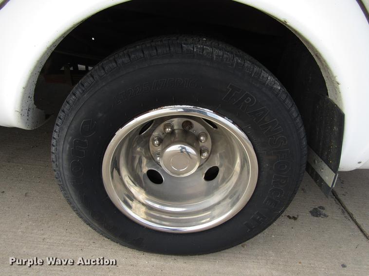 image for item EU9547 1999 Ford Econoline E450 shuttle bus