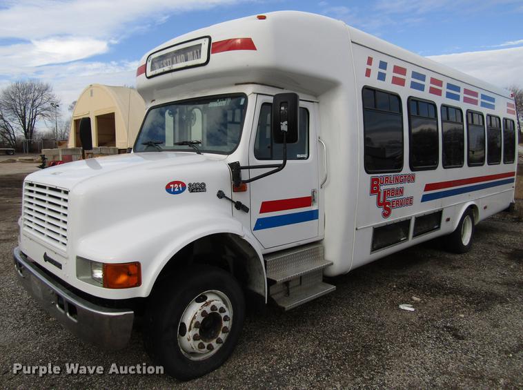 image for item EU9548 2001 International 3400 shuttle bus