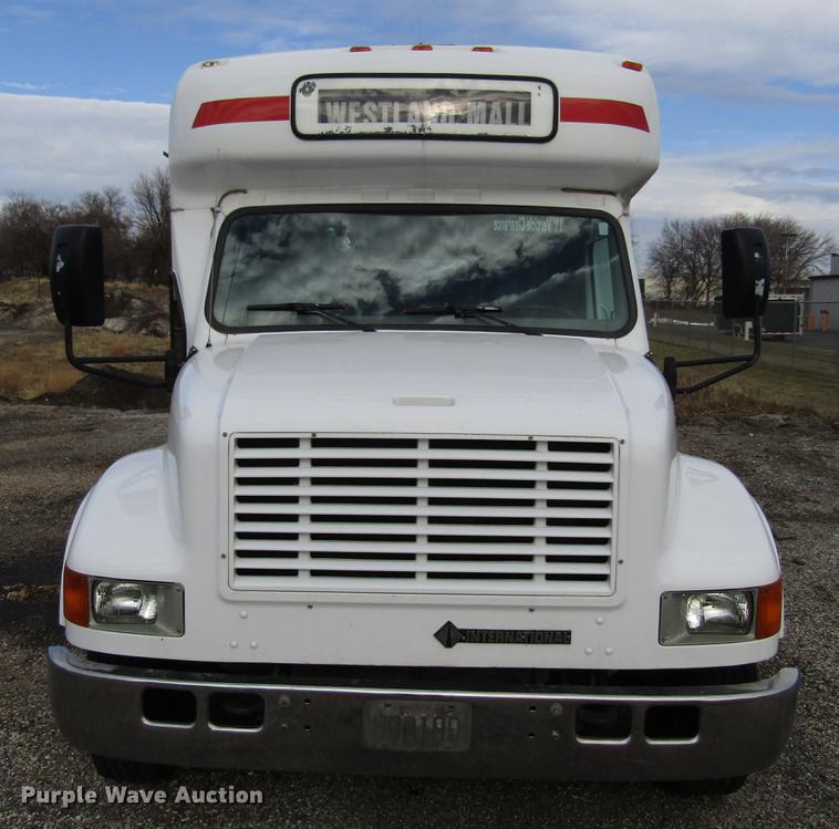 image for item EU9548 2001 International 3400 shuttle bus