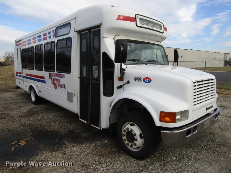 image for item EU9548 2001 International 3400 shuttle bus