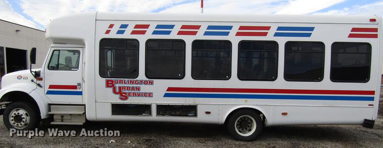 image for item EU9548 2001 International 3400 shuttle bus