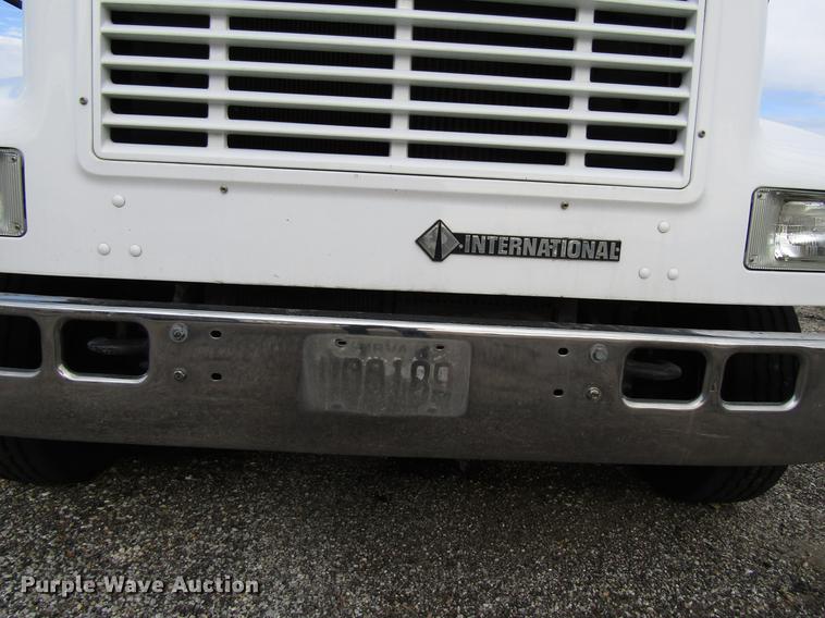 image for item EU9548 2001 International 3400 shuttle bus