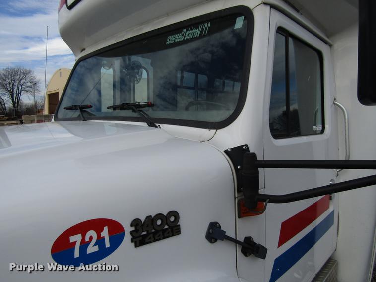 image for item EU9548 2001 International 3400 shuttle bus