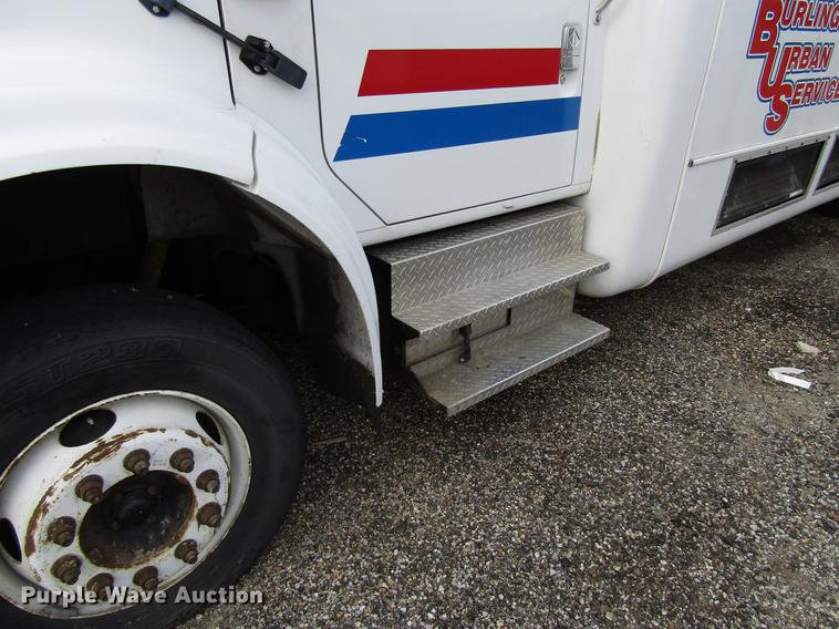 image for item EU9548 2001 International 3400 shuttle bus