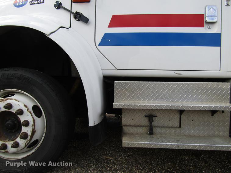 image for item EU9548 2001 International 3400 shuttle bus