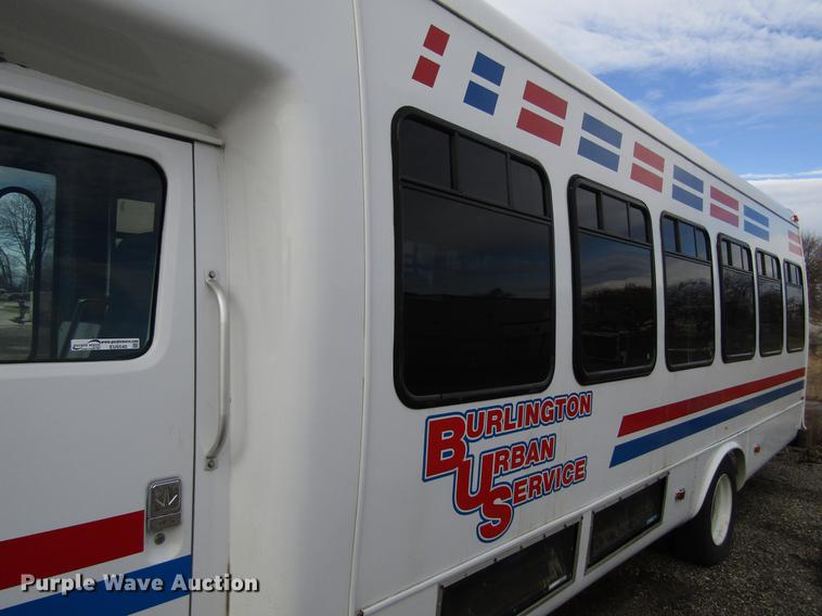 image for item EU9548 2001 International 3400 shuttle bus