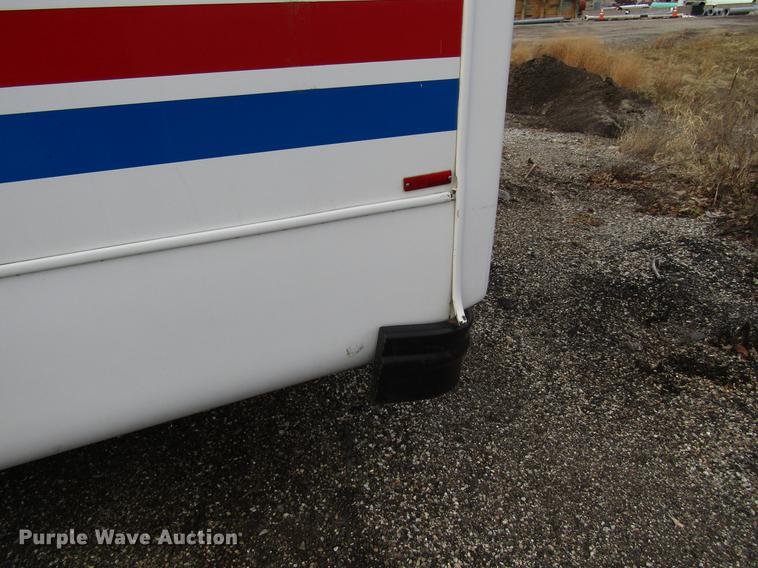 image for item EU9548 2001 International 3400 shuttle bus