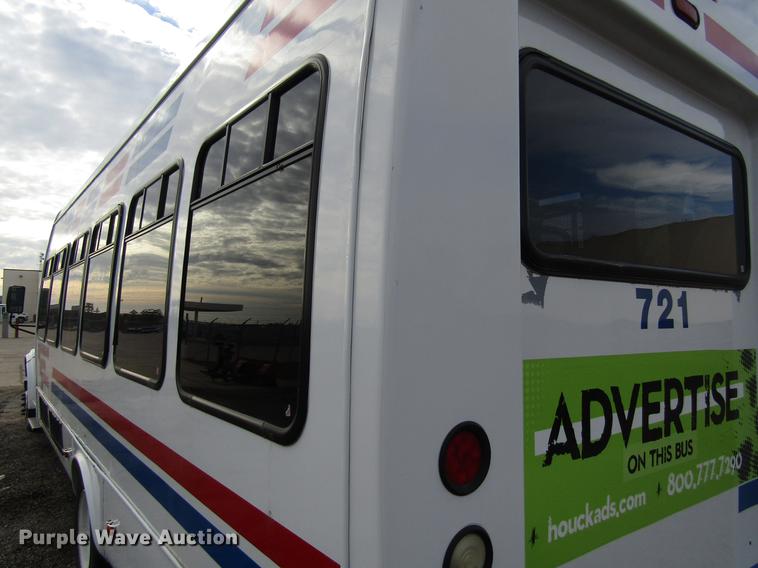 image for item EU9548 2001 International 3400 shuttle bus