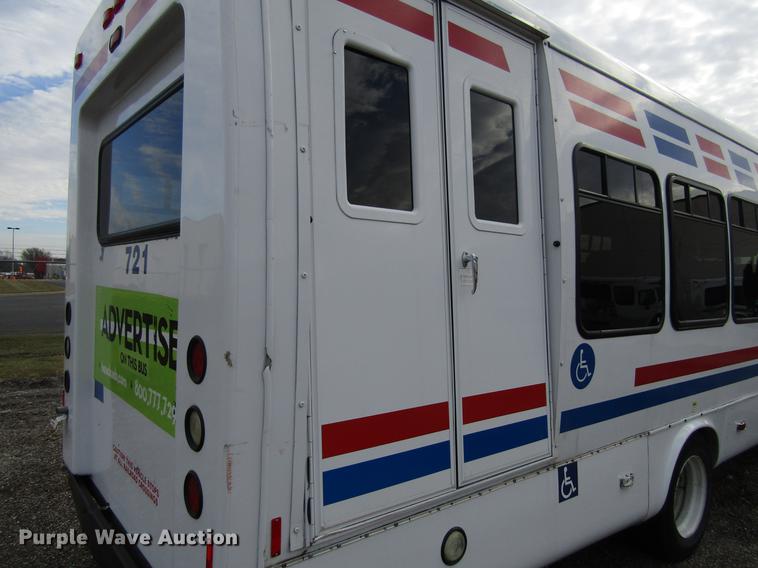 image for item EU9548 2001 International 3400 shuttle bus