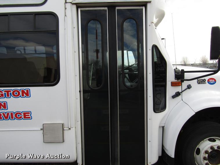 image for item EU9548 2001 International 3400 shuttle bus