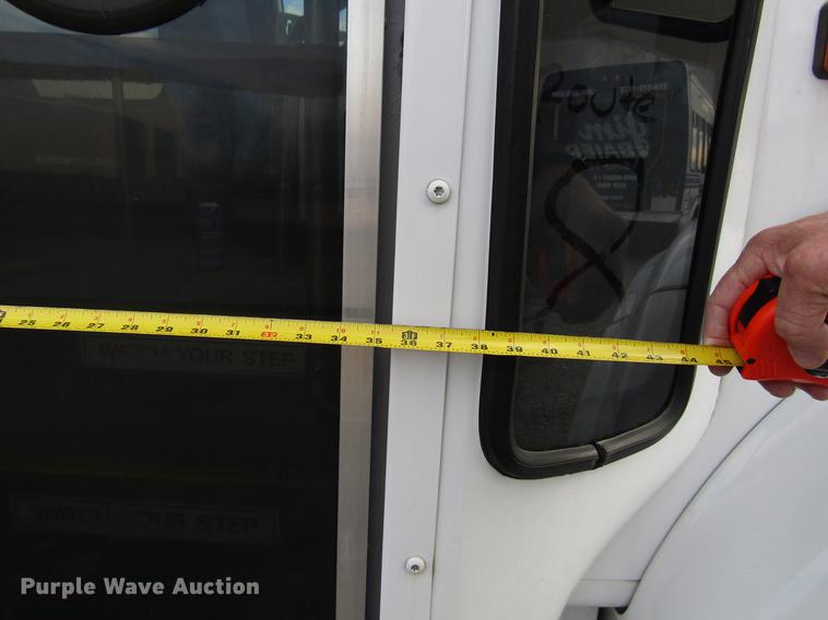 image for item EU9548 2001 International 3400 shuttle bus