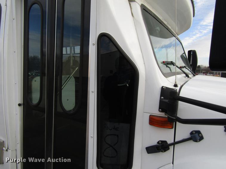 image for item EU9548 2001 International 3400 shuttle bus