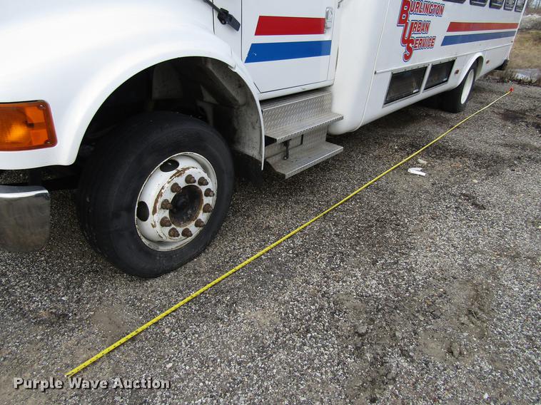 image for item EU9548 2001 International 3400 shuttle bus