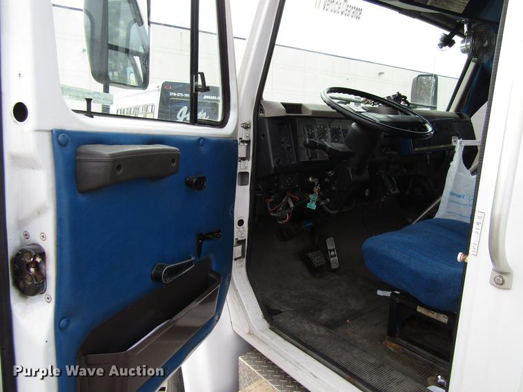 image for item EU9548 2001 International 3400 shuttle bus