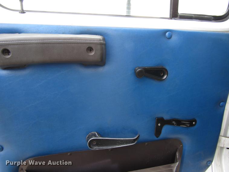 image for item EU9548 2001 International 3400 shuttle bus