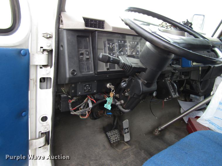 image for item EU9548 2001 International 3400 shuttle bus