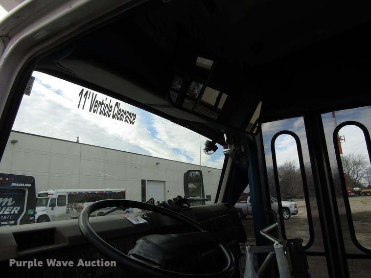 image for item EU9548 2001 International 3400 shuttle bus