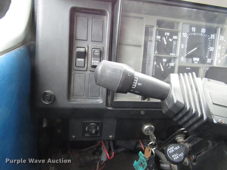 image for item EU9548 2001 International 3400 shuttle bus