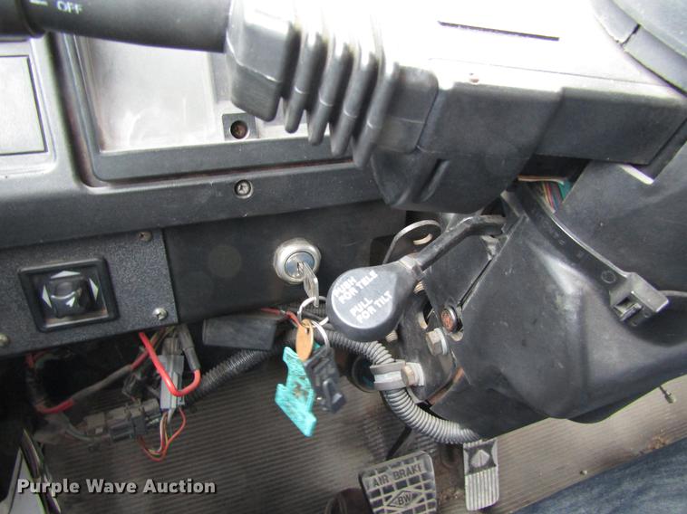 image for item EU9548 2001 International 3400 shuttle bus