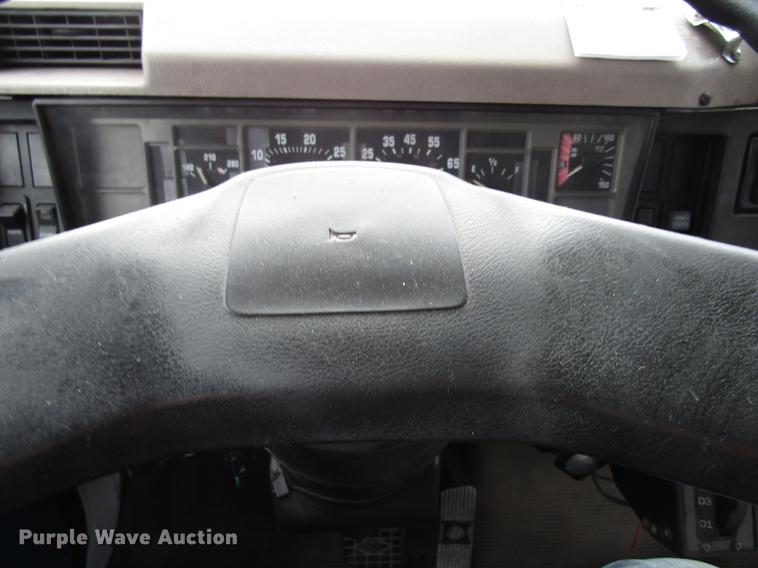 image for item EU9548 2001 International 3400 shuttle bus