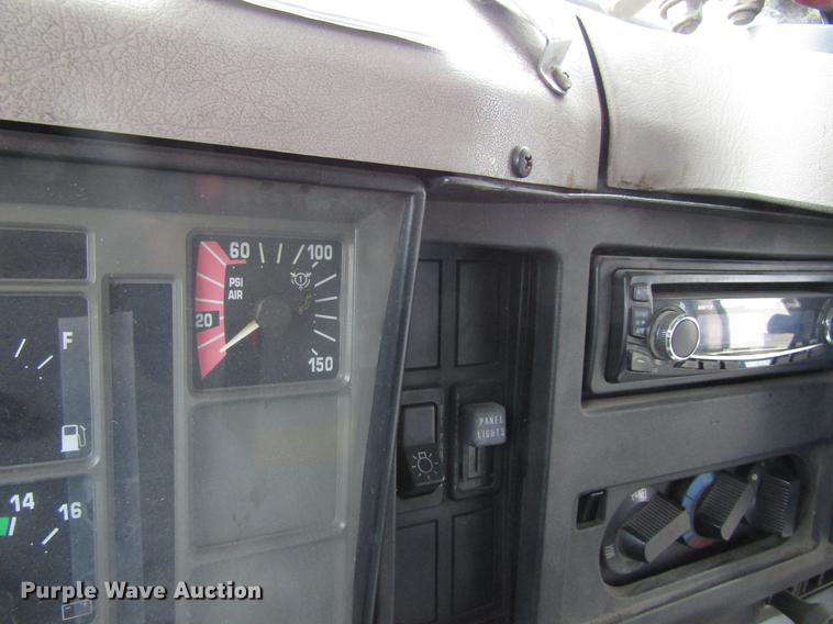 image for item EU9548 2001 International 3400 shuttle bus