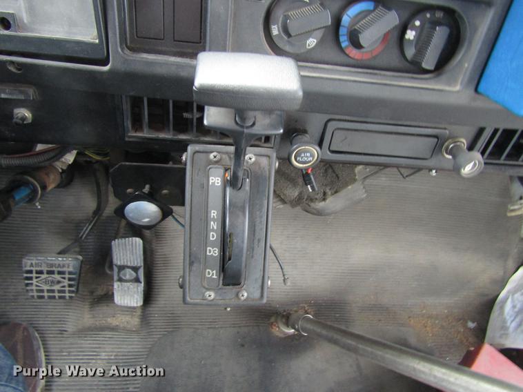 image for item EU9548 2001 International 3400 shuttle bus