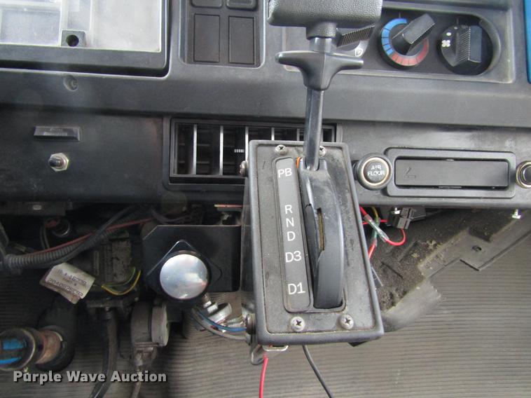 image for item EU9548 2001 International 3400 shuttle bus