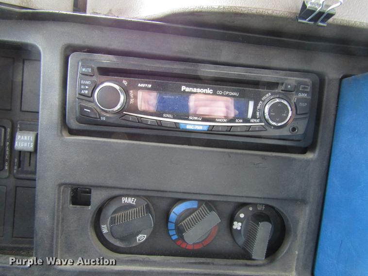 image for item EU9548 2001 International 3400 shuttle bus