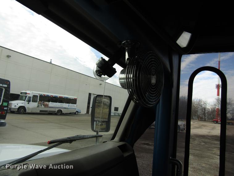 image for item EU9548 2001 International 3400 shuttle bus