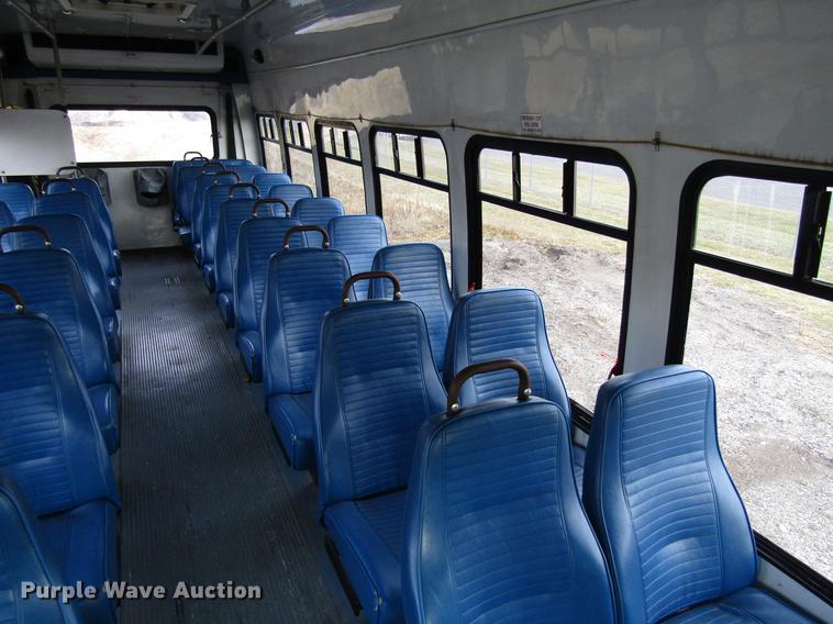 image for item EU9548 2001 International 3400 shuttle bus