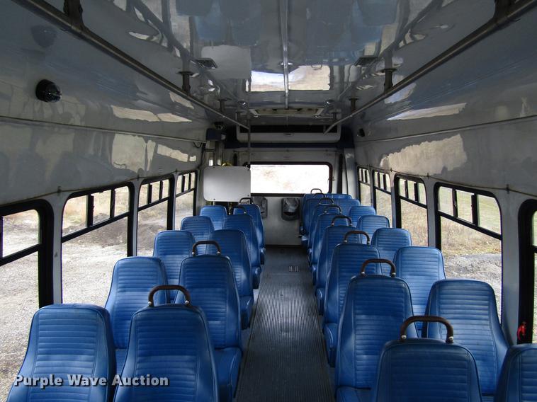 image for item EU9548 2001 International 3400 shuttle bus