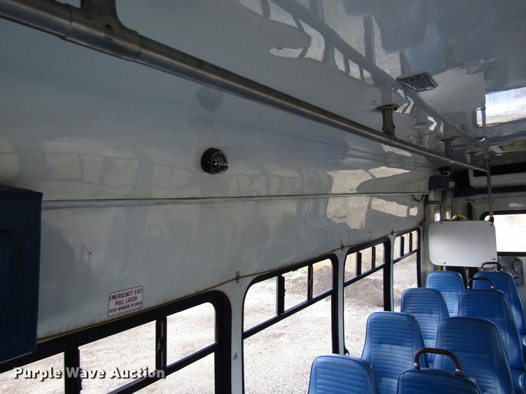 image for item EU9548 2001 International 3400 shuttle bus