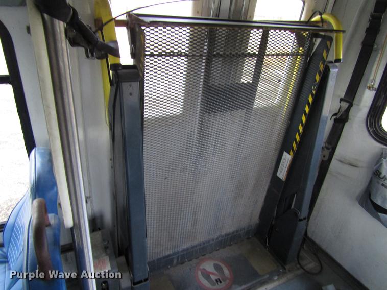 image for item EU9548 2001 International 3400 shuttle bus