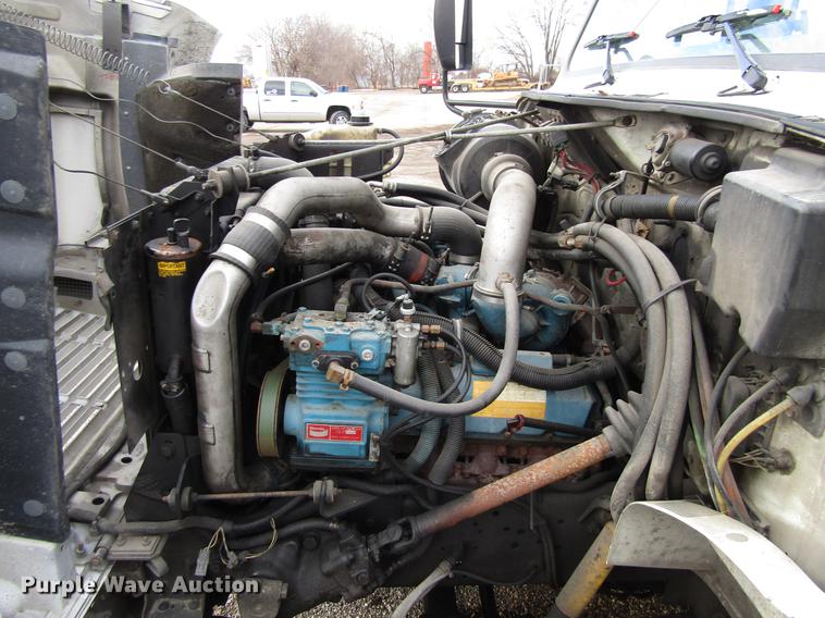 image for item EU9548 2001 International 3400 shuttle bus