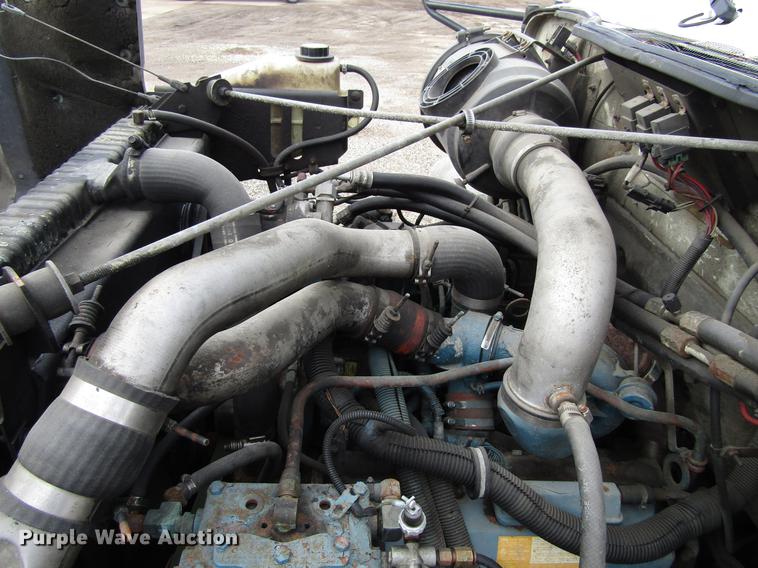 image for item EU9548 2001 International 3400 shuttle bus