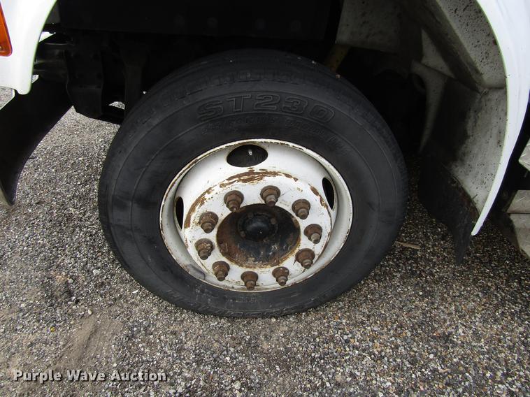 image for item EU9548 2001 International 3400 shuttle bus