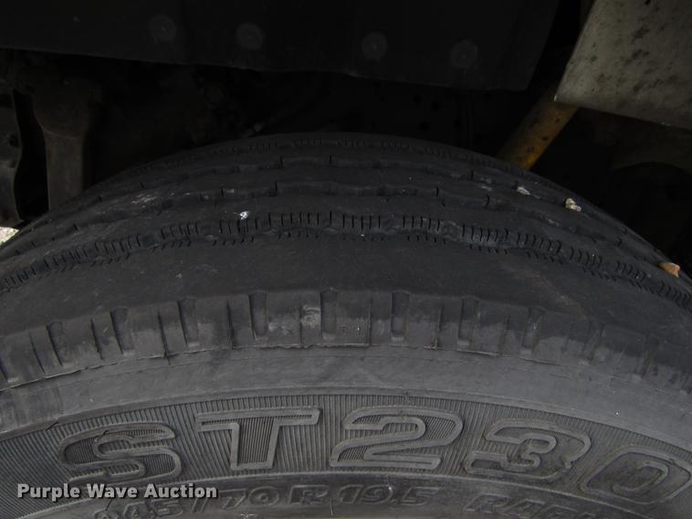 image for item EU9548 2001 International 3400 shuttle bus