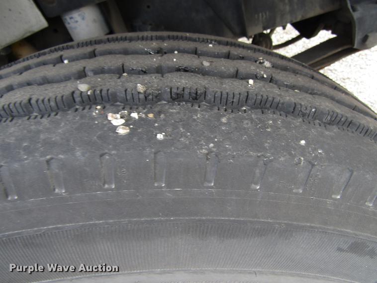 image for item EU9548 2001 International 3400 shuttle bus