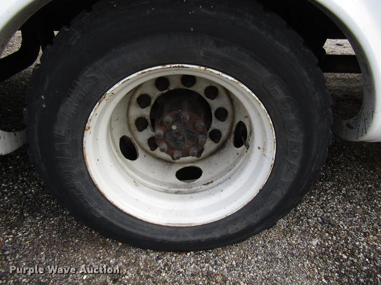 image for item EU9548 2001 International 3400 shuttle bus