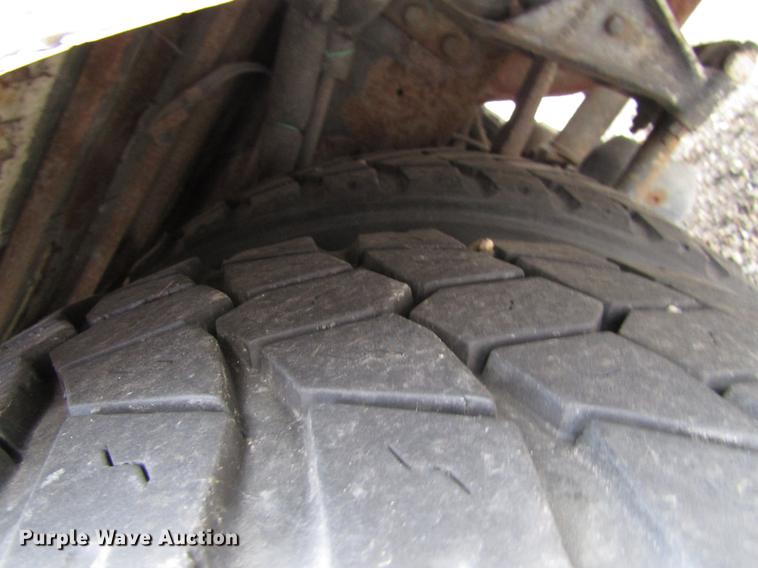 image for item EU9548 2001 International 3400 shuttle bus