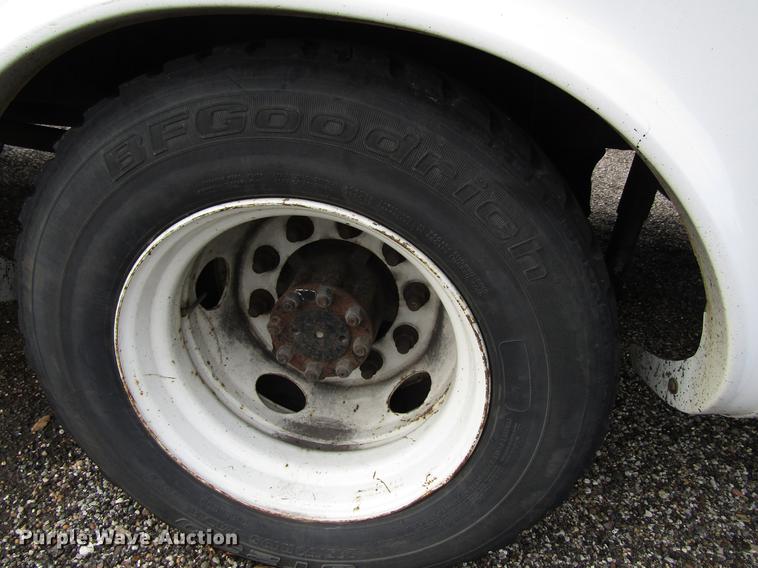 image for item EU9548 2001 International 3400 shuttle bus