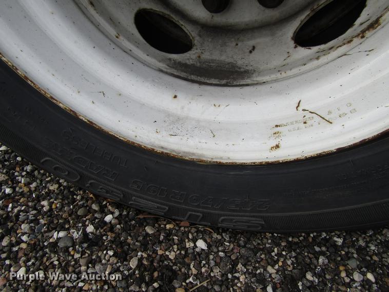 image for item EU9548 2001 International 3400 shuttle bus