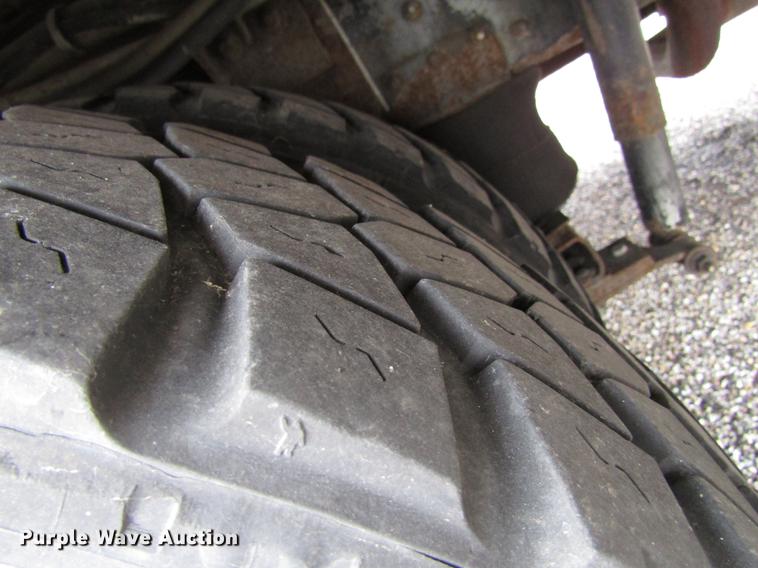 image for item EU9548 2001 International 3400 shuttle bus