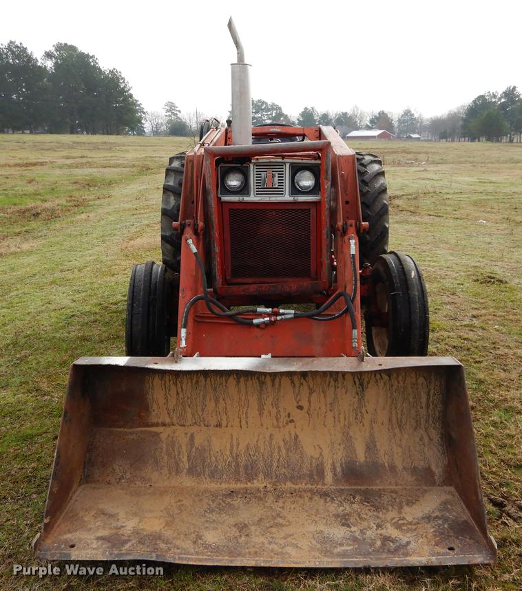 image for item DC0175 International 384 tractor